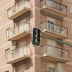 Comunitat de veïns reunida revisant pressupostos per reduir despeses.