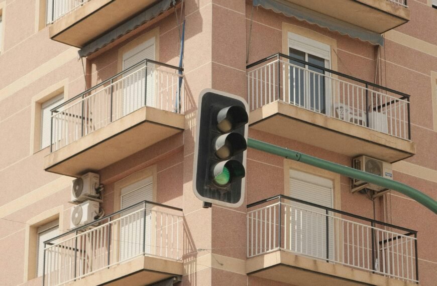 Comunitat de veïns reunida revisant pressupostos per reduir despeses.