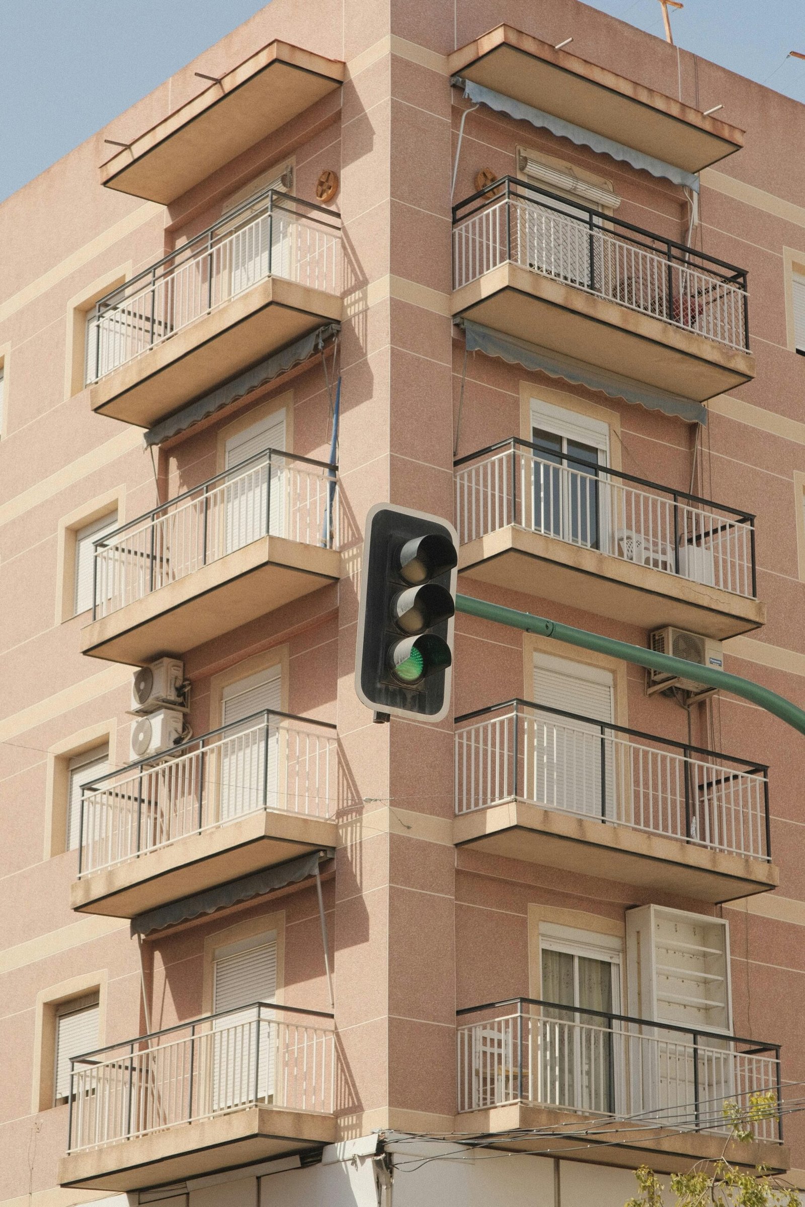 Comunitat de veïns reunida revisant pressupostos per reduir despeses.